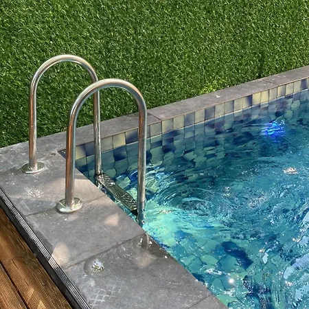 House With A Detached Garden And Heated Pool For Rent