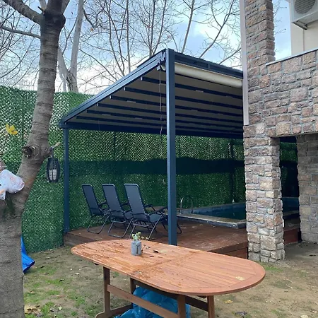House With A Detached Garden And Heated Pool For Rent
